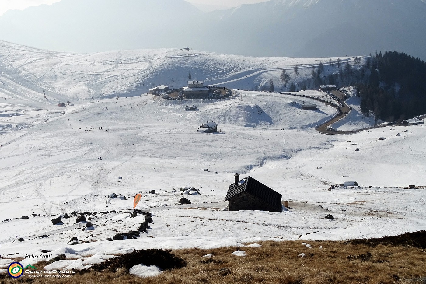 18 Panoramica sui Piani dell'Avaro ancora abbastanza innevati.JPG